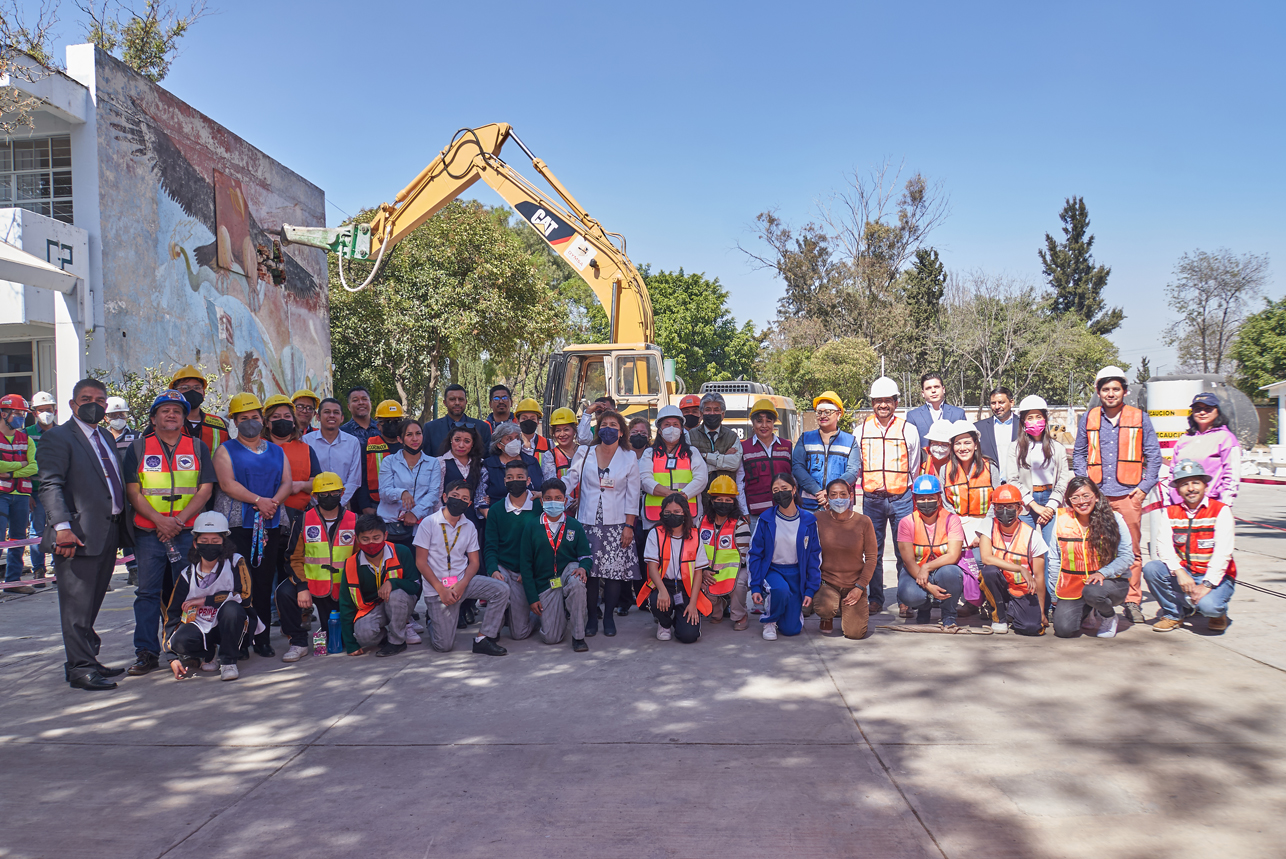 Primera piedra del hábitat educativo de Iztapalapa