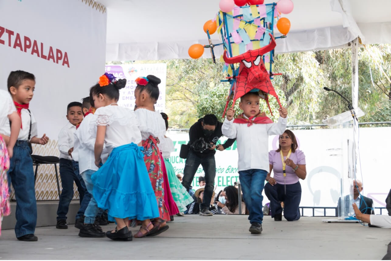 Primera piedra del hábitat educativo de Iztapalapa