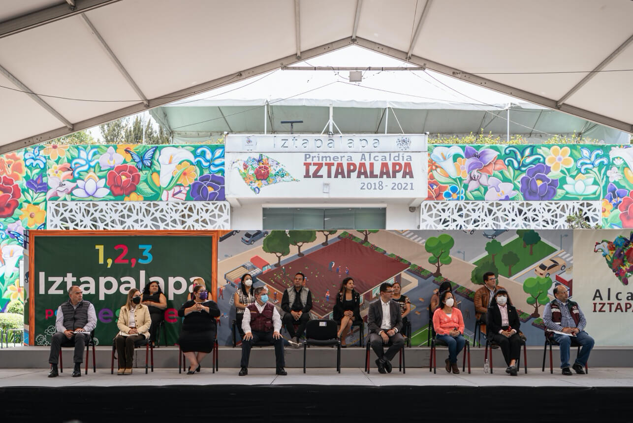 Primera piedra del hábitat educativo de Iztapalapa